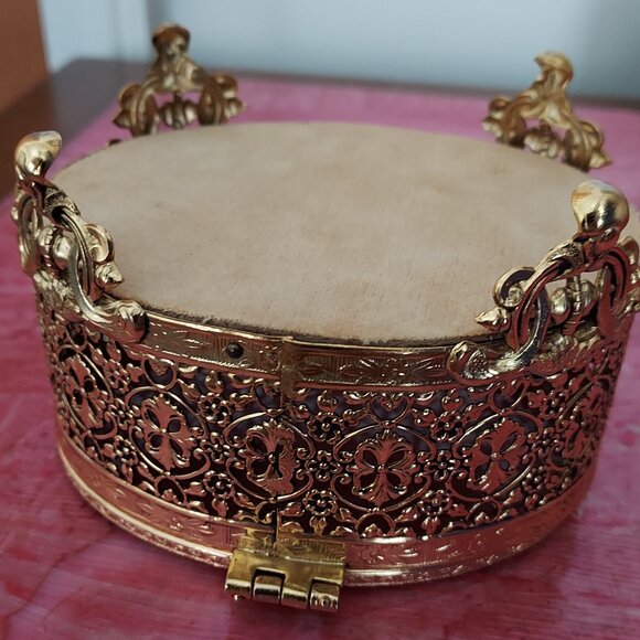 Vtg Oval Gold Tone Filigree Ormolu Footed Jewelry Box w/ Clear Glass Hinged Top - Picture 8 of 16